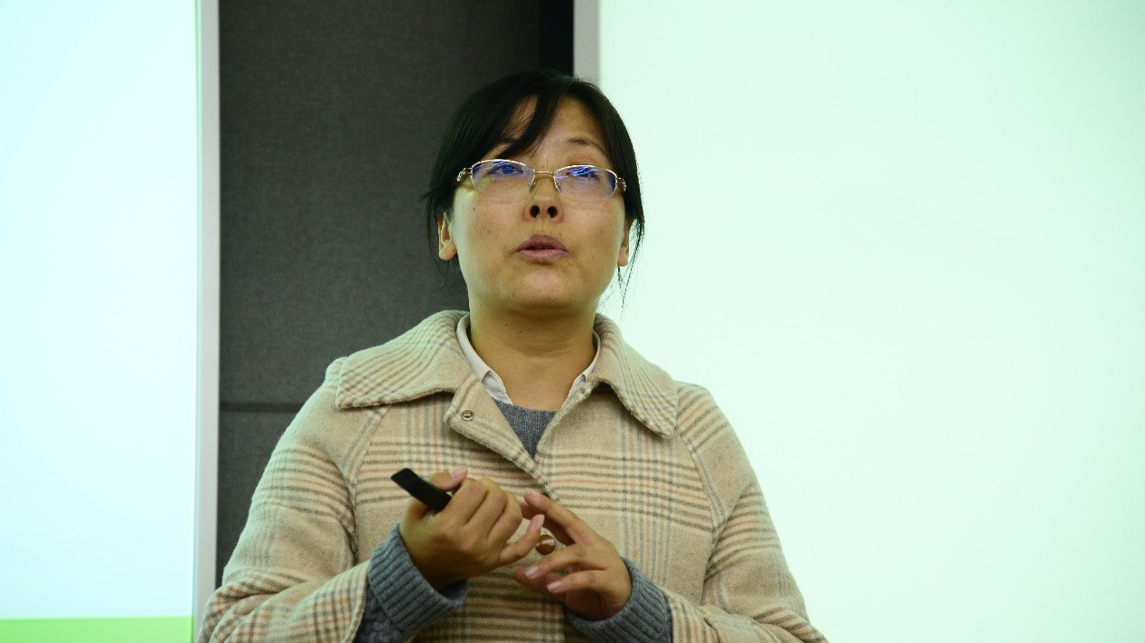 管清美老师作报告 管清美老师作报告